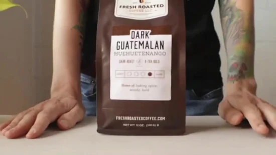 Bolsa de grãos de café de fundo plano impressa personalizada 12 onças Saco de embalagem de café selado de oito lados com zíper de válvula de design de logotipo